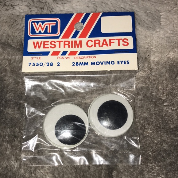 Westrim crafts Vintage bundle of 28mm moving eyes 👀 and 13 red Pom poms - Picture 2 of 6